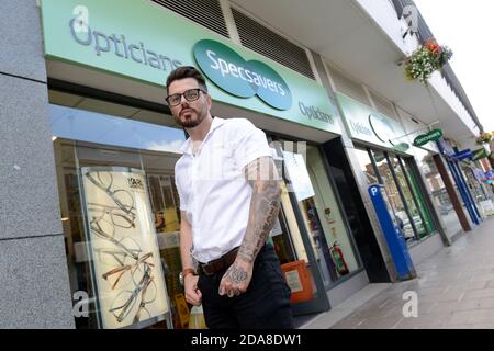 Mark Roche, 32, wurde aus Hunderten von Menschen in den Midlands als regionaler Finalist für den Titel Specsavers Spectacenträgers des Jahres ausgewählt. Stockfoto