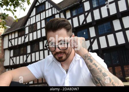 Mark Roche, 32, wurde aus Hunderten von Menschen in den Midlands als regionaler Finalist für den Titel Specsavers Spectacenträgers des Jahres ausgewählt. Stockfoto