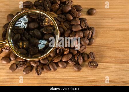 Unter der Lupe sind um die Draufsicht verstreut Für die Hintergrundschärfe unter dem Glas Stockfoto
