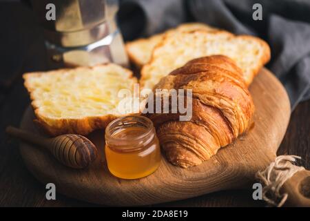 Croissants mit Marmelade auf Holzbrett, Nahaufnahme. Leckere französische Croissants Stockfoto