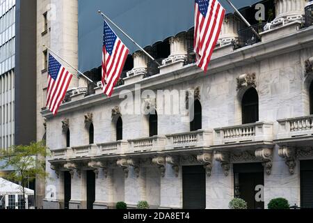 Amerikanische Flaggen hängen am New Yorker Börsengebäude Stockfoto