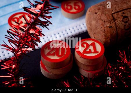 bingo Zahlen und blaue medizinische Maske; 2021 das Konzept der Feier des neuen Jahres im Moment der Bedrohung covid-19 Stockfoto