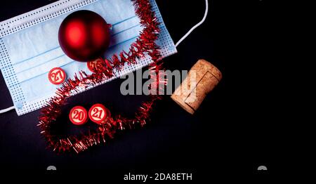 bingo Zahlen und blaue medizinische Maske; 2021 das Konzept der Feier des neuen Jahres im Moment der Bedrohung covid-19 Stockfoto