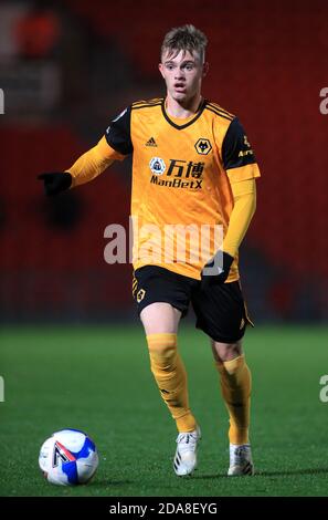 Taylor Perry von Wolverhampton Wanderers während des Papa John's Trophy Group F Spiels im Keepmoat Stadium, Doncaster. Stockfoto