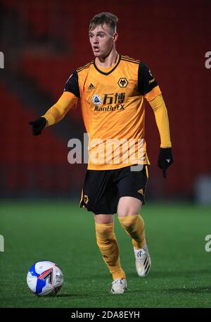 Taylor Perry von Wolverhampton Wanderers während des Papa John's Trophy Group F Spiels im Keepmoat Stadium, Doncaster. Stockfoto