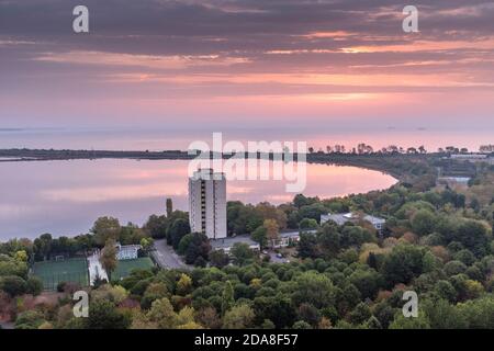 Vogelperspektive auf einen Teil des Meeresgartens, des Atanasovsko-Sees und des Schwarzen Meeres am frühen Morgen, Burgas, Bulgarien Stockfoto