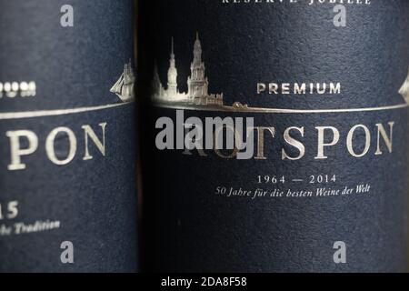 Viersen, Deutschland - 9. Mai. 2020: Nahaufnahme des deutschen bordeaux Rotwein rotspon Flaschenetikett Stockfoto