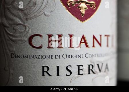 Viersen, Deutschland - 9. Mai. 2020: Nahaufnahme des italienischen Rotwein chianti riserva Flaschenetikett Stockfoto