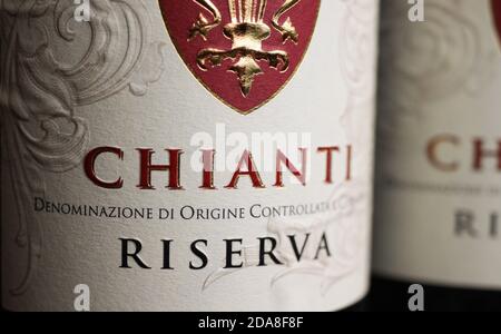 Viersen, Deutschland - 9. Mai. 2020: Nahaufnahme des italienischen Rotwein chianti riserva Flaschenetikett Stockfoto