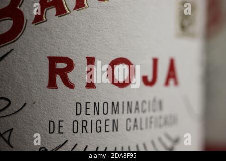 Viersen, Deutschland - 9. Mai. 2020: Nahaufnahme des Barriton rioja spanischen Rotwein Flaschenetikett Stockfoto