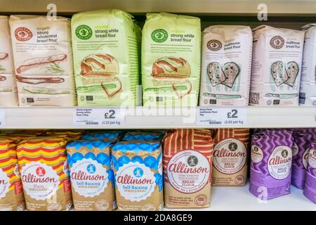 Taschen von Tauben Farm und Allinson Brotmehl zum Verkauf auf Supermarkt Regale. Stockfoto