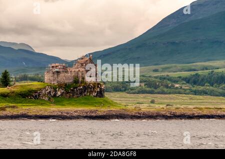 Duart Castle auf Mull vom Sound of Mull aus gesehen. Stockfoto