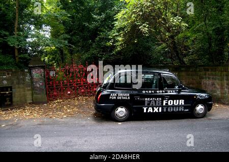 Beatles Tour Taxi außerhalb Strawberry Fields Liverpool England Großbritannien Stockfoto