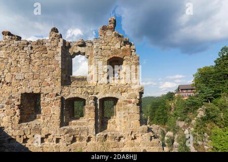 Oybin: Hügel Oybin, Burgruine, Restaurant Berggasthof, Zittauer Gebirge, Zittauer Gebirge, Sachsen, Sachsen, Deutschland Stockfoto