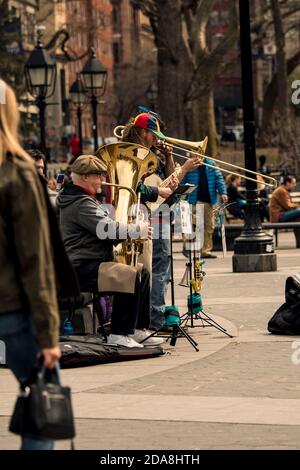 Straßenmusiker, die mit Tuba und Posaune im Washington Square Park, Greenwich Village, NYC, New York bummeln Stockfoto
