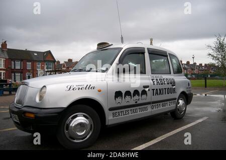 Beatles Fab Four Tour Taxi In Penny Lane Liverpool England VEREINIGTES KÖNIGREICH Stockfoto