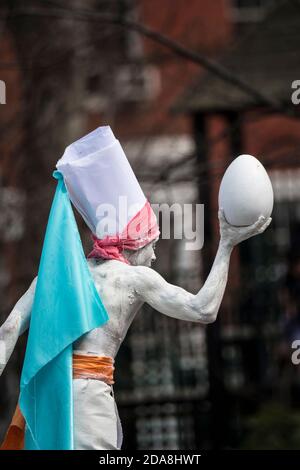 Lebende Statue Johan Figueroa-Gonzales bukking für Tipps in Washington Square Park, Greenwich Village, NYC, USA Stockfoto