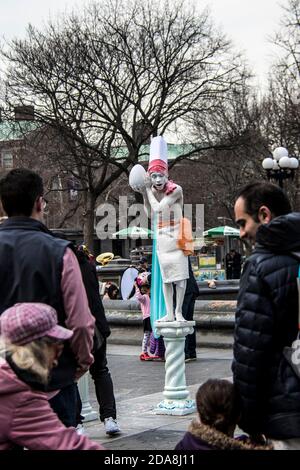 Lebende Statue Johan Figueroa-Gonzales bukking für Tipps in Washington Square Park, Greenwich Village, NYC, USA Stockfoto