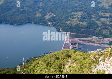 Staudamm eines Wasserkraftwerks in Bajina Basta, Serbien. Stockfoto