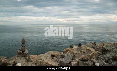 La Malbaie, Kanada - August 17 2020: Atemberaubende Aussicht auf die Landschaft mit den Gebetssteinen am sankt-lorenz-Fluss in La Malbaie in Quebec Stockfoto