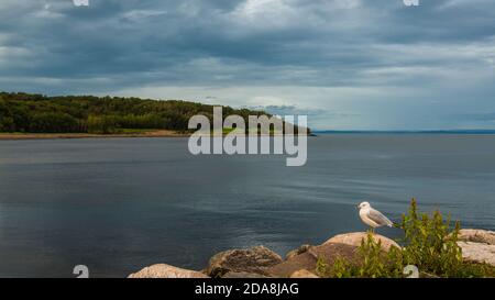 La Malbaie, Kanada - August 19 2020: Der Sonnenuntergang am Saint-Laurence River bei La Malbaie Stockfoto