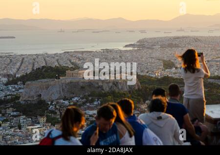 Touristen machen Schnappschüsse auf ihren Smartphones am Aussichtspunkt auf dem Lycabettus-Hügel im Zentrum Athens Griechenland - Foto: Geopix Stockfoto