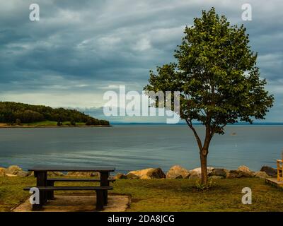 La Malbaie, Kanada - August 19 2020: Der Sonnenuntergang am Saint-Laurence River bei La Malbaie Stockfoto