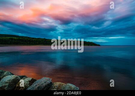 La Malbaie, Kanada - August 19 2020: Der Sonnenuntergang am Saint-Laurence River bei La Malbaie Stockfoto