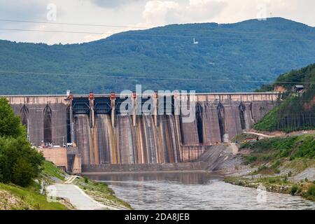 Staudamm eines Wasserkraftwerks in Bajina Basta, Serbien. Stockfoto