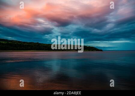 La Malbaie, Kanada - August 19 2020: Der Sonnenuntergang am Saint-Laurence River bei La Malbaie Stockfoto