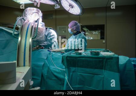 Ein Chirurg führt eine Defibrillatorimplantation in einem Krankenhaus durch Stockfoto