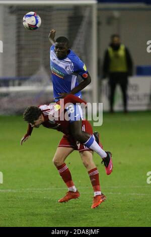 BARROW, ENGLAND. 10. NOVEMBER Yoan Zouma von Barrow bestreitet einen Header mit Accrington Stanley Ryan Cassidy während der EFL Trophy Spiel zwischen Barrow und Accrington Stanley in der Holker Street, Barrow-in-Furness am Dienstag 10. November 2020. (Kredit: Mark Fletcher, Mi News) Kredit: MI Nachrichten & Sport /Alamy Live Nachrichten Stockfoto