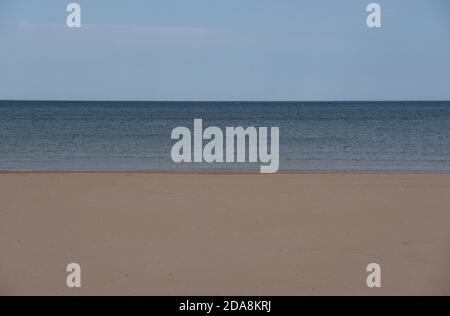 Parallele Linien mit Blick über einen völlig leeren Strand am Mittelmeer auf diesem Foto, das im Frühling in Spanien aufgenommen wurde Stockfoto