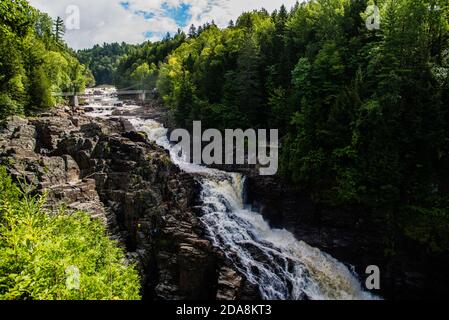 Ste-Anne Cayon, Kanada - August 21 2020: Der große Wasserfall in Ste-Anne Cayon in Quebec Stockfoto