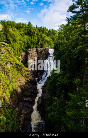 Ste-Anne Cayon, Kanada - August 21 2020: Der große Wasserfall in Ste-Anne Cayon in Quebec Stockfoto