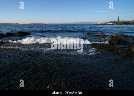 Das "Bleistift" Denkmal zur Erinnerung an die Schlacht von Largs, die etwas mehr als 1 Meile (1.6 km) südlich des Largs Stadtzentrum steht. Stockfoto