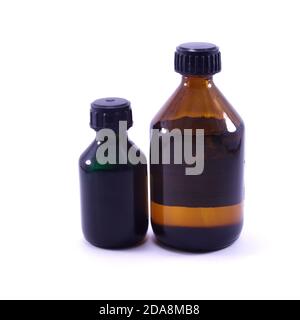 Zwei leere medizinische Glasflaschen isoliert auf weißem Hintergrund. Makro-Foto Stockfoto