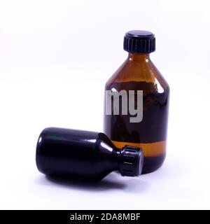 Zwei leere Glas medizinische Flasche isoliert auf weißem Hintergrund. Makro-Foto Stockfoto