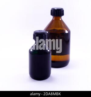 Leere Glas medizinische Flasche isoliert auf weißem Hintergrund. Makro-Foto Stockfoto