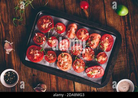 Vorbereitung von sonnengetrockneten Tomaten Stockfoto