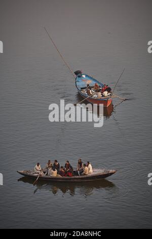 Varanasi, Indien, Januar 2008. Luftaufnahme von Ruderbooten mit Pilgern auf dem Ganges. Stockfoto