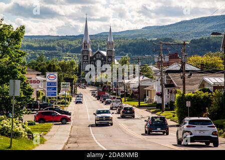 Baie saint Paul, Kanada - August 20 2020: Fahrt auf der langen Straße, die zur Kirche Eglise Baie Saint Paul führt Stockfoto