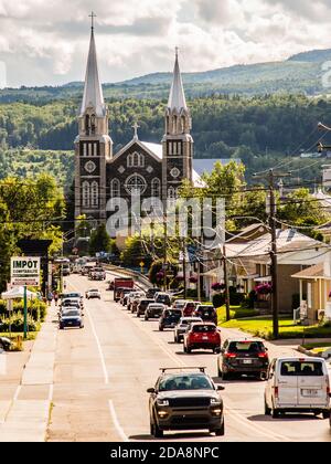 Baie saint Paul, Kanada - August 20 2020: Fahrt auf der langen Straße, die zur Kirche Eglise Baie Saint Paul führt Stockfoto