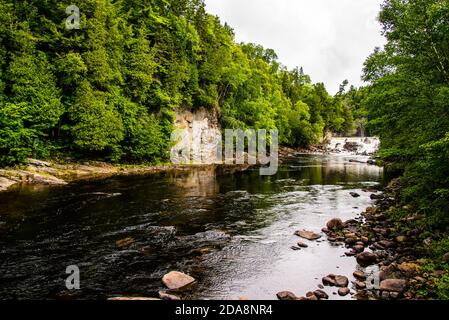 Ste-Anne Cayon, Kanada - August 21 2020: Der große Wasserfall in Ste-Anne Cayon in Quebec Stockfoto