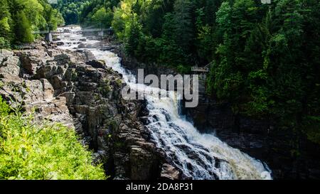 Ste-Anne Cayon, Kanada - August 21 2020: Der große Wasserfall in Ste-Anne Cayon in Quebec Stockfoto