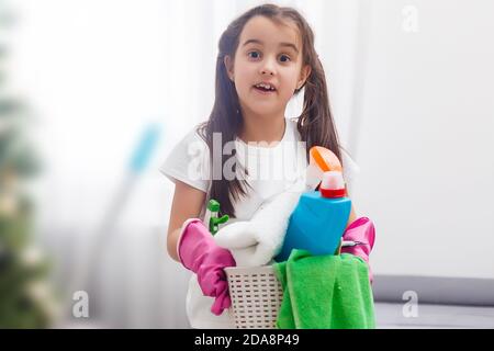 Kleine Haushaltsführung Fee Mädchen zu Hause arbeiten Stockfoto