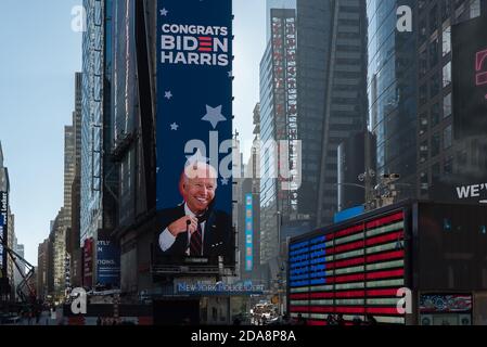 Times Square feiert Joe Biden Sieg mit digitaler Plakatwand. Stockfoto