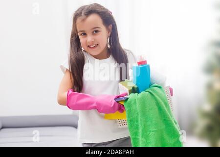 Kleine Haushaltsführung Fee Mädchen zu Hause arbeiten Stockfoto