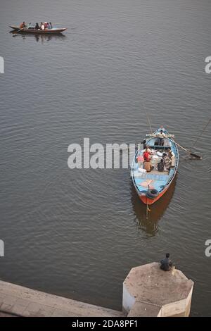 Varanasi, Indien, Januar 2008. Luftaufnahme von Ruderbooten mit Pilgern auf dem Ganges. Stockfoto