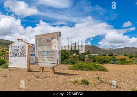 Informationstafeln im kleinen Dorf Candelaria, Departemento Sucre, Bolivien, Lateinamerika Stockfoto